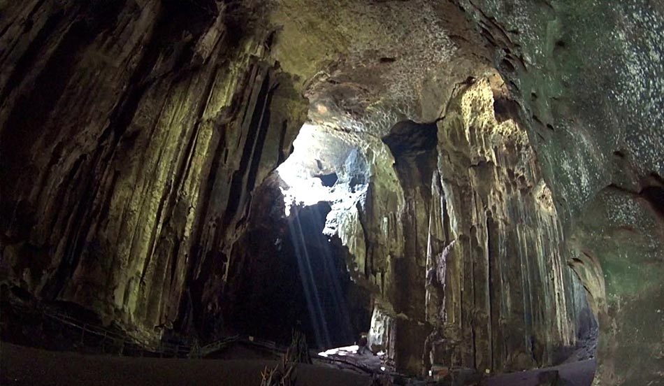 Gomantong-cave-Borneo.jpg